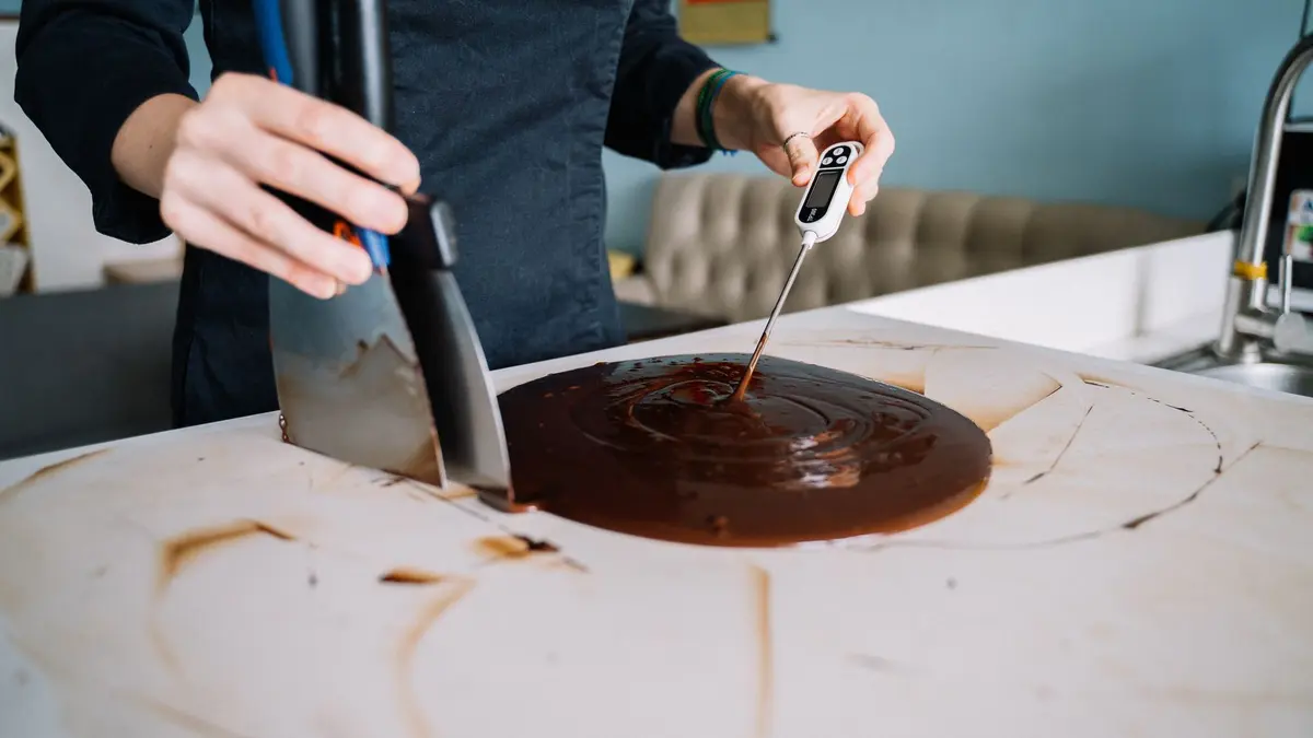 Digitale thermometer die de temperatuur van gesmolten chocolade meet