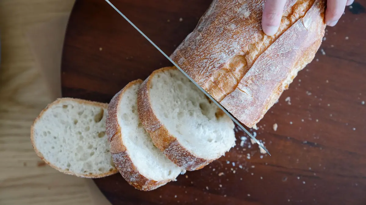 Vers brood snijden op de keukentafel