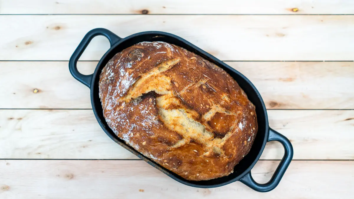 Vers gebakken zuurdesembrood in een gietijzeren Dutch oven