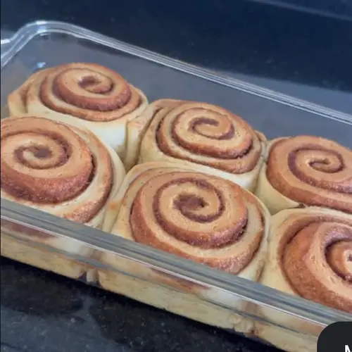 Ongebakken kaneelbroodjes in een bakvorm