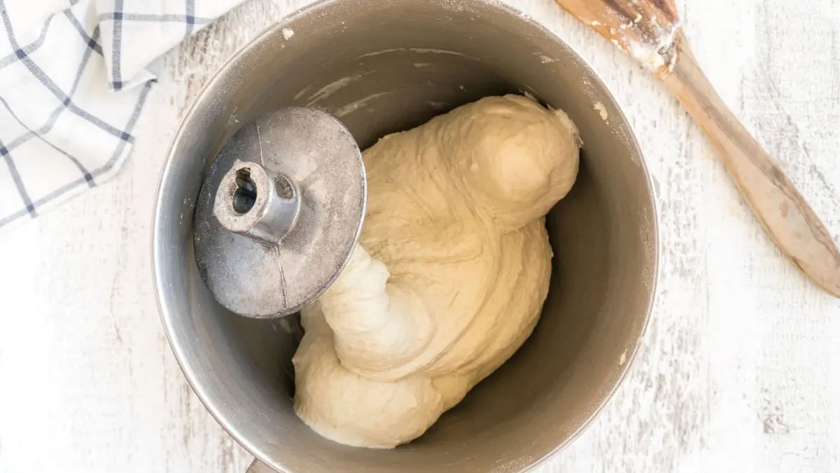 Deeg met kneedhaak in de kom van een keukenmachine