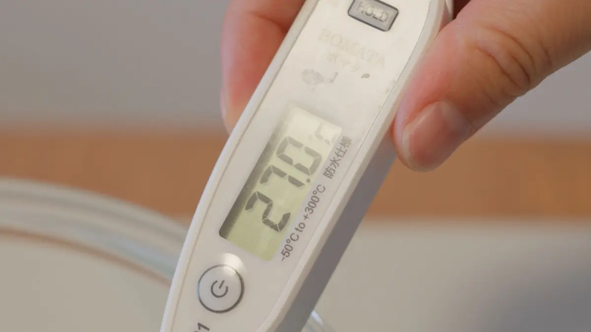 Digitale thermometer die de temperatuur van water in een kom meet