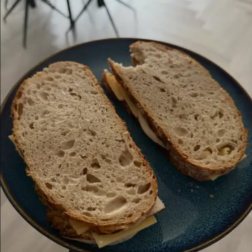 Doorsnede van een zuurdesem sandwich op een blauw bord